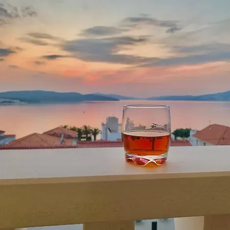 Penthouse Lux With A Panoramic View, Located On The Beachfront Of Ciovo-trogir *