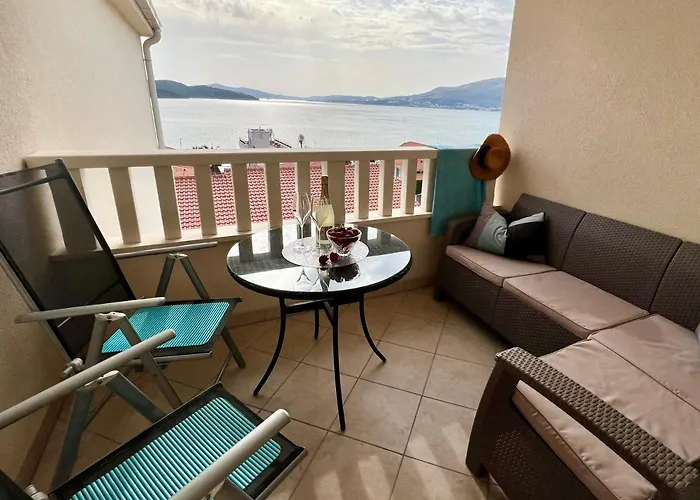Penthouse Lux With A Panoramic View, Located On The Beachfront Of Ciovo-trogir Apartment